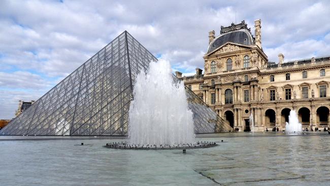 The Louvre Pyramid in the Cour Napoleon, designed by the Chinese steel and glass-born American architect Ieoh Ming Pei, who since 1988 is the main entrance to the museum.