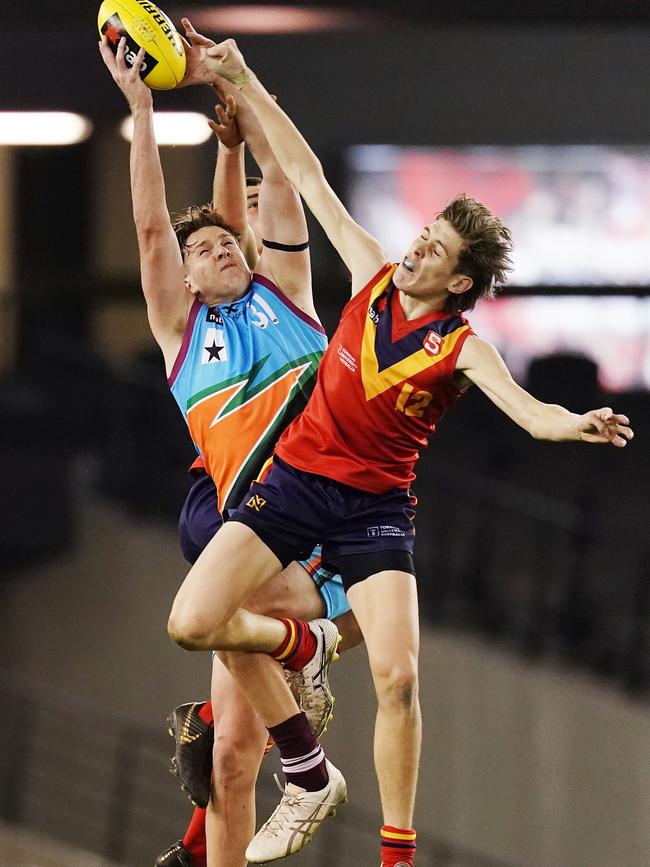 Hamish Ellem marks in front of SA’s Will Day while playing for the Allies in the 2019 under-18 national championships.