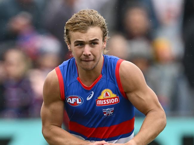 MELBOURNE, AUSTRALIA - FEBRUARY 15: Ryley Sanders of the Bulldogs looks to pass the ball during the 2025 AFL Pre-Season match between Western Bulldogs and Essendon Bombers at Whitten Oval on February 15, 2025 in Melbourne, Australia. (Photo by Quinn Rooney/Getty Images)