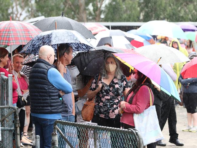 Hundreds of people have joined the queues at the Rocklea vaccination hub. Picture: David Clark