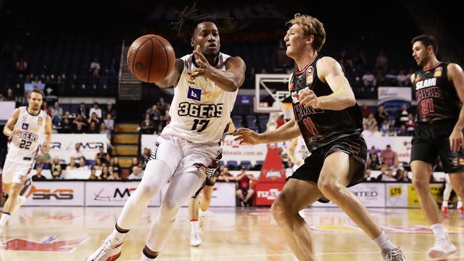 WOLLONGONG, AUSTRALIA - OCTOBER 21: Eric Griffin of the 36ers is challenged by Daniel Grida of the Hawks during the round three NBL match between the Illawarra Hawks and the Adelaide 36ers at Wollongong Entertainment Centre on October 21, 2019 in Wollongong, Australia. (Photo by Matt King/Getty Images)