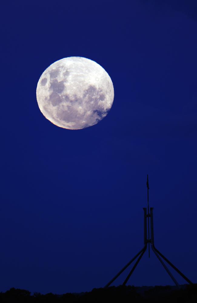 The super moon rose over the nation's capital. Picture: NCA NewsWire / Gary Ramage