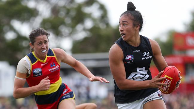 ADELAIDE, AUSTRALIA - MARCH 01: Darcy Vescio of the Blues in action during the 2020 AFLW Round 04 match between the Adelaide Crows and the Carlton Blues at Hisense Stadium on March 1, 2020 in Adelaide, Australia. (Photo by Matt Turner/AFL Photos via Getty Images)