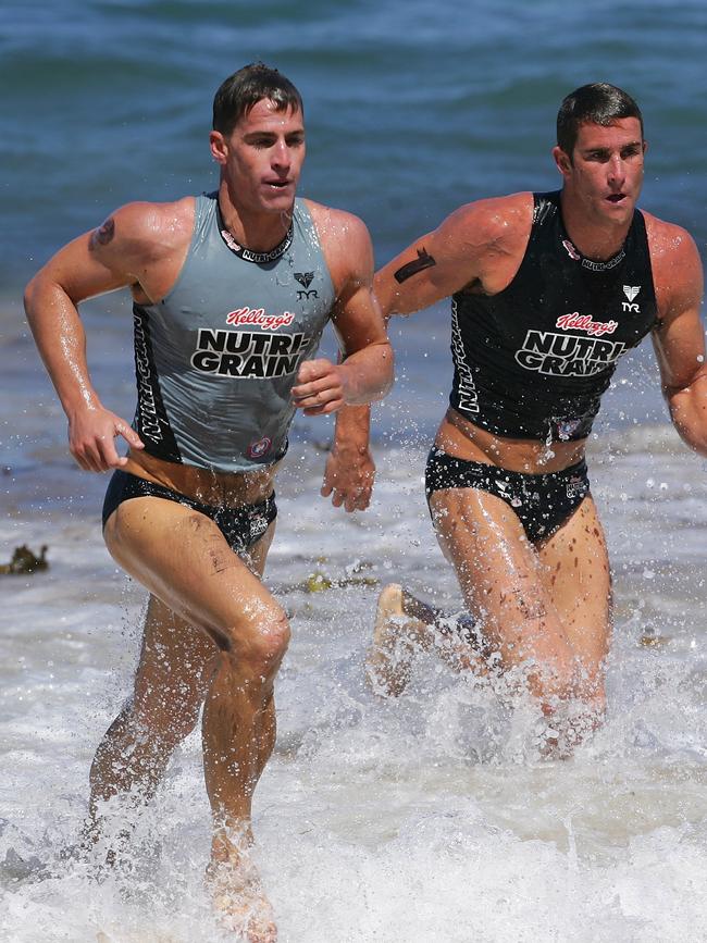 SYDNEY, AUSTRALIA - JANUARY 29: (L-R) Shannon Eckstein and Zane Holmes compete during the Kellogg's Nutri-Grain Ironman Final at Coogee Beach January 29, 2006 in Sydney, Australia. (Photo by Matt King/Getty Images)