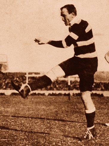 <p>Easts player Herbert Henry 'Dally' Messenger kicks for goal during a first grade match in Sydney in circa 1910 photo.</p>