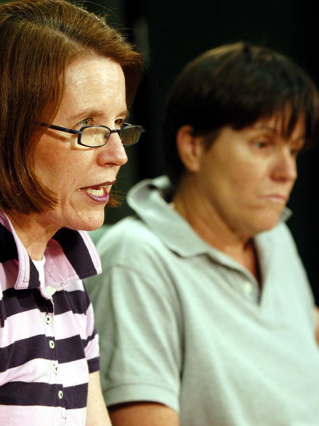 Ellen and Catherine Pitt at a press conference following their mother’s death.