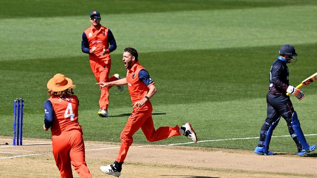 Netherlands' Paul van Meekeren (C) celebrates the wicket of Namibia's Jan Nicol Loftie-Eaton (R) during the ICC menâ&#128;&#153;s Twenty20 World Cup 2022 cricket match between Namibia and Netherlands at Kardinia Park in Geelong on October 18, 2022. (Photo by WILLIAM WEST / AFP) / -- IMAGE RESTRICTED TO EDITORIAL USE - STRICTLY NO COMMERCIAL USE --