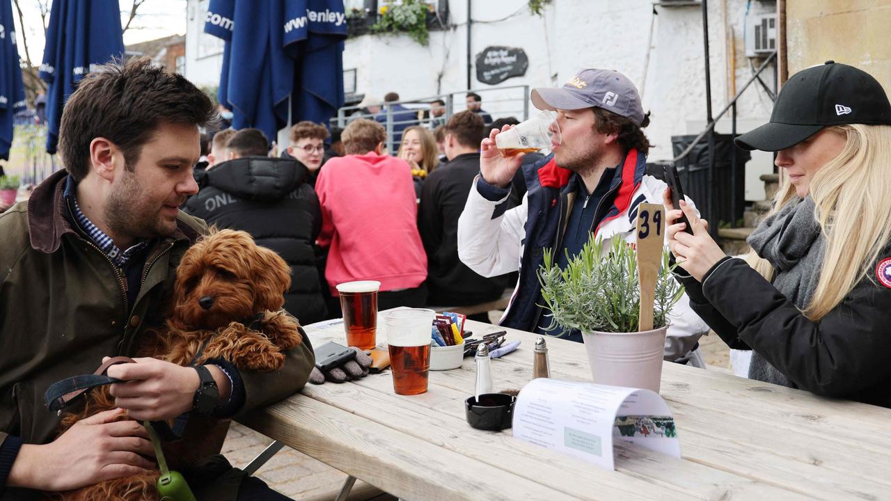 First beers at The Angel on the Bridge pub in Henley on Thames, west of London. (Photo by Adrian DENNIS / AFP)