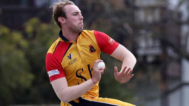 Matt Hennig in action for St Kilda.