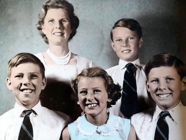 Joan Evans in 1962 with four of her children Pete, Janie, Richard and Gor.