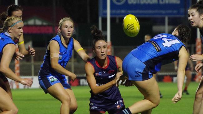 Norwood’s Leah Cutting keeps her eye on the ball amid a cluster of Sturt rivals.