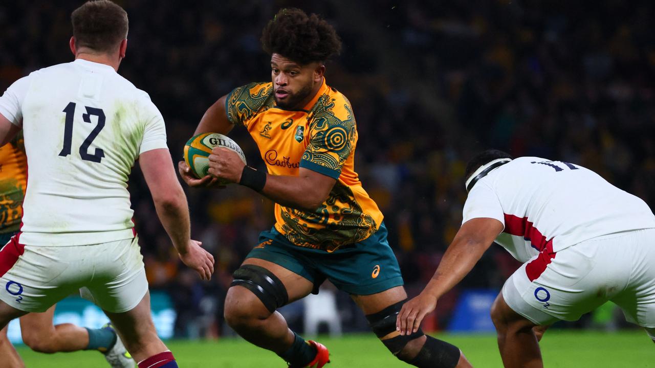 Australia's Rob Valetini (C) runs at England's Owen Farrell (L) and Mako Vunipola (R).-