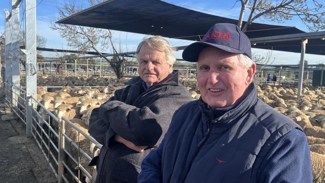 Keith Dyason of Methul, NSW and Peter Gration pictured at the Wagga Wagga sheep and lamb sale.