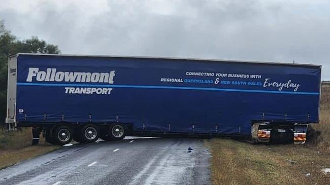 A truck has crashed blocking the road between Capella and Tieri.