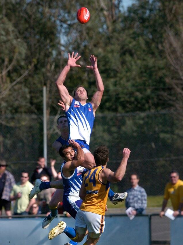 Wade Porter climbs for a screamer for East Ringwood.