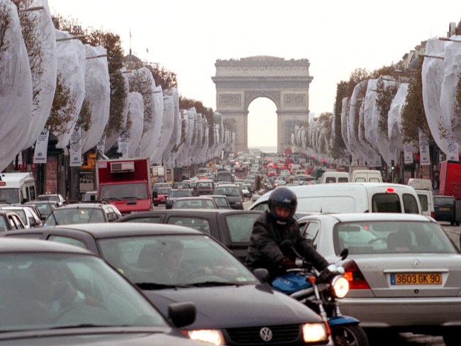 Rush hour on the Champs Elysee in Paris. Picture: AP PHOTO/Michel/Lipchitz