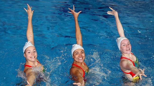 Kirsten Kinash (L) - Artistic Swimming. Photo by Richard Gosling