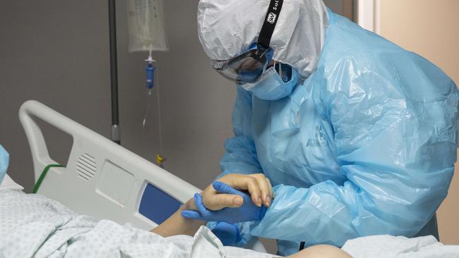 A medical staff member cleans a patient in a COVID-19 intensive care unit in Texas, which has reached over 1,390,000 cases, including over 23,700 deaths. Picture: Go Nakamura/Getty Images/AFP