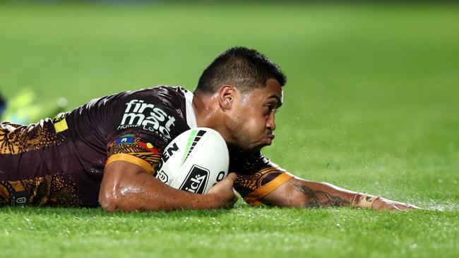 AUCKLAND, NEW ZEALAND - MAY 25: Anthony Milford of the Broncos dives over to score a try during the round 11 NRL match between the New Zealand Warriors and the Brisbane Broncos at Mt Smart Stadium on May 25, 2019 in Auckland, New Zealand. (Photo by Hannah Peters/Getty Images)