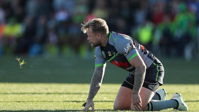 <a capiid="9942144c1449562a5da69ef026c869db" class="capi-video">Dufty's sizzling solo try</a>                     MUDGEE, AUSTRALIA — MAY 20: Blake Austin of the Raiders reacts during the round 11 NRL match between the St George Illawarra Dragons and the Canberra Raiders at Glen Willow Sporting Complex on May 20, 2018 in Mudgee, Australia. (Photo by Mark Metcalfe/Getty Images)