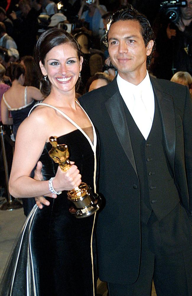 Julia Roberts with her former fiancee, and fellow actor, Benjamin Bratt in 2001.