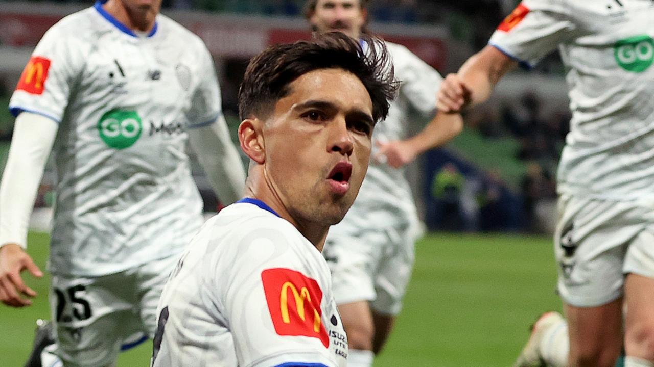 Rogerson hands Auckland crucial away win in Melbourne