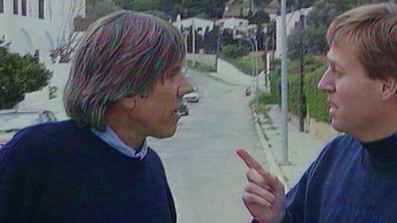 Mike Smithson having heated words with Christopher Skase during the infamous Skase chase of 1994