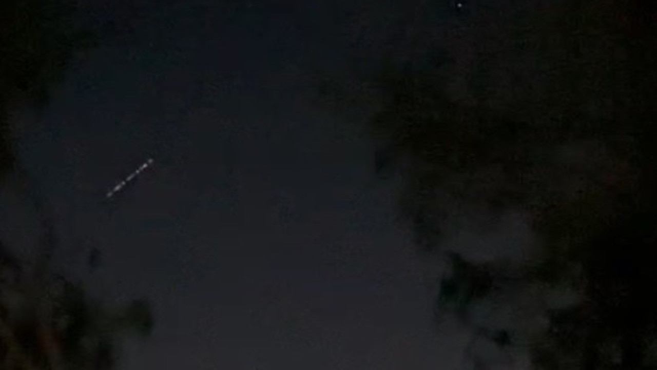 Kadın videosu Gökyüzünde garip ışıklar