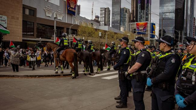 MELBOURNE, AUSTRALIA. NewsWire Photos. SEPTEMBER 8, 2024. Police officers line up in front of mounted police outside the Crown Casino and Convention Centre as demonstrators continue to protest in Melbourne. Picture: NewsWire/Tamati Smith.