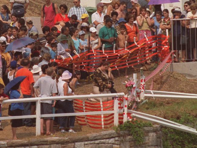 Crowd at fence post (where faithful see an apparition of Virgin Mary) at Coogee Beach, Sydney 09 Feb 2003.