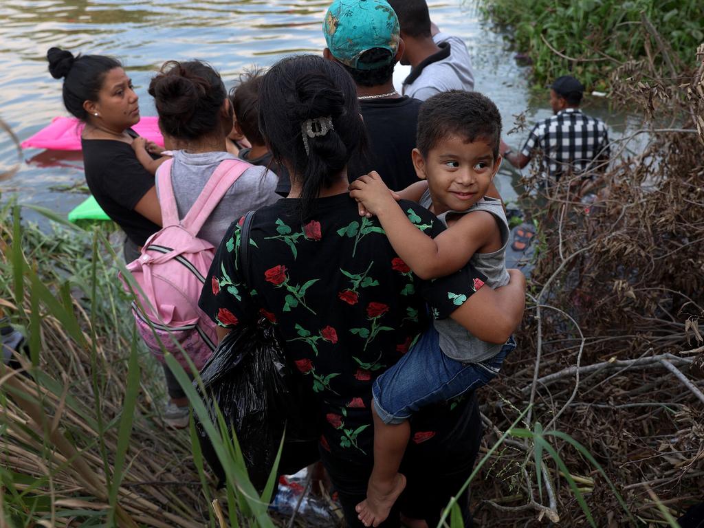 Almost 70000 Migrants Cross Us Mexico Border In Title 42 Crisis Herald Sun 