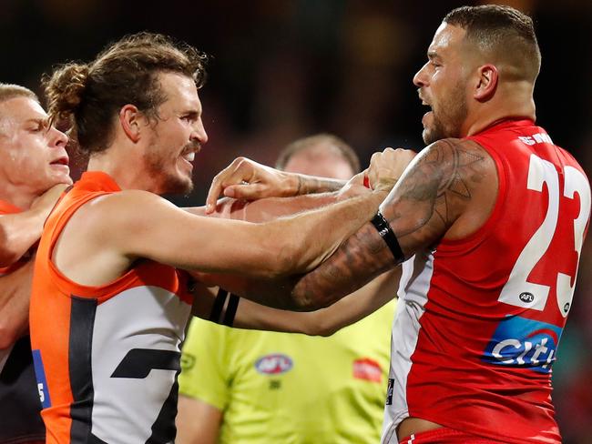 SYDNEY, AUSTRALIA - SEPTEMBER 08: Lance Franklin of the Swans and Phil Davis of the Giants clash during the 2018 AFL Second Elimination Final match between the Sydney Swans and the GWS Giants at the Sydney Cricket Ground on September 08, 2018 in Sydney, Australia. (Photo by Michael Willson/AFL Media/Getty Images)