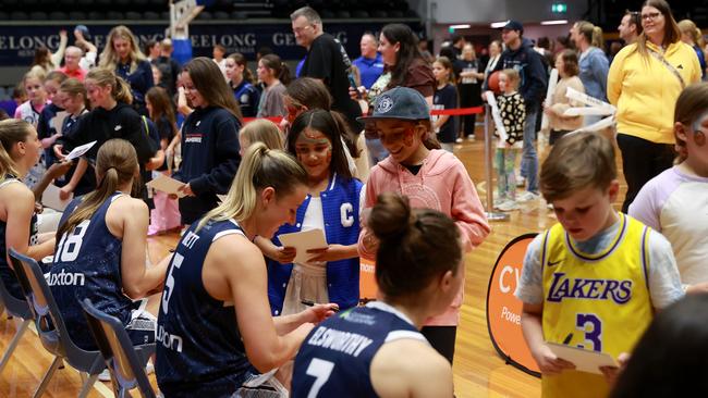 GEELONG, AUSTRALIA - OCTOBER 30: Geelong players thank fans during the round one WNBL match between Geelong United and Townsville Fire at The Geelong Arena, on October 30, 2024, in Geelong, Australia. (Photo by Kelly Defina/Getty Images)