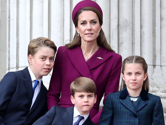 LONDON, ENGLAND - MAY 05: (L-R) Prince George of Wales, Prince Louis of Wales, Catherine, Princess of Wales and Princess Charlotte of Wales watch the fly-past on the balcony of Buckingham Palace whilst watching a fly-past during the military procession to mark the 80th anniversary of VE Day on May 05, 2025 in London, England. The King and Queen, joined by Members of the Royal Family, will take part in events from May 5th to May 8th to commemorate the 80th anniversary of VE Day, which signalled the end of the Second World War in Europe. (Photo by Chris Jackson/Getty Images)