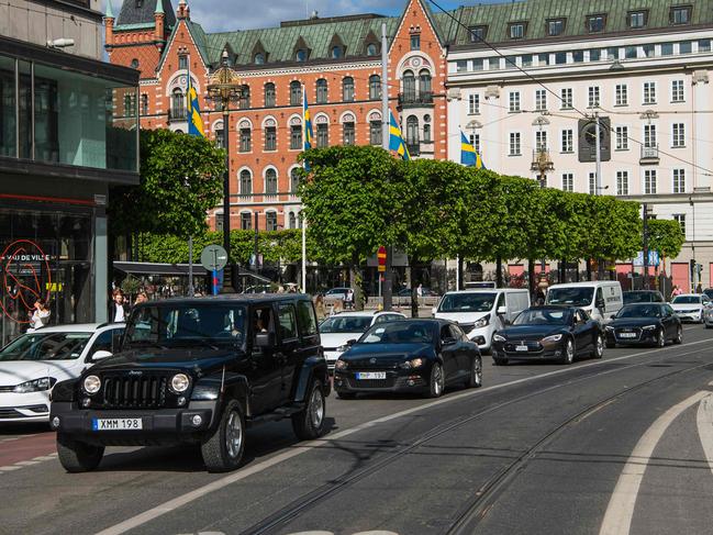 (FILES) Cars que up during rush hour in Stockholm on May 29, 2020. Stockholm will ban petrol and diesel cars in a central 20-block area of the city as of 2025 in a bid to improve air quality, a vice-mayor said October 10, 2023. (Photo by Jonathan NACKSTRAND / AFP)