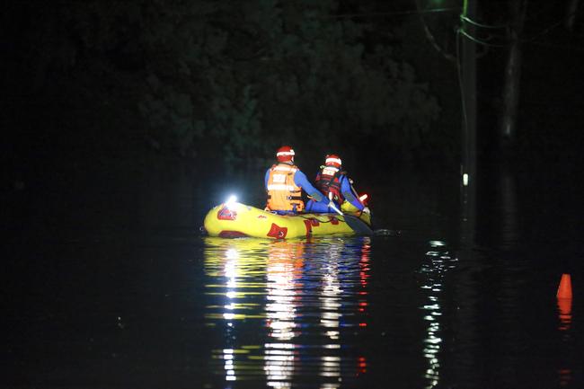 SES crews in action on Sunday night. Picture: Steve Tyson