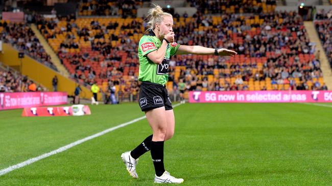 Referee Belinda Sharpe awards a try to the Bulldogs. Picture: Bradley Kanaris/Getty Images