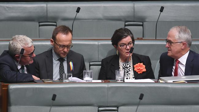 (L-R) Members of the Crossbench, Independent MP Andrew Wilkie, Greens MP Andam Bandt and Independent  MP Cathy McGowan speak to Australian Prime Minister Malcolm Turnbull during House of Representatives Question Time at Parliament House in Canberra, Wednesday, December 6, 2017. (AAP Image/Lukas Coch) NO ARCHIVING