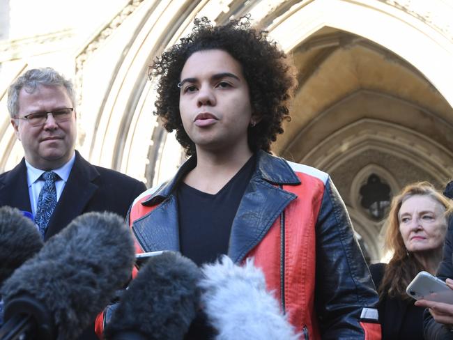 epa08854901 Keira Bell (C) speaks to reporters outside the Royal Courts of Justice in London, Britain, 01 December 2020. Keira Bell, who began taking puberty blockers when she was 16 before 'detransitioning', spoke to reporters outside the Royal Courts of Justice after a landmark High Court ruling.  EPA/FACUNDO ARRIZABALAGA