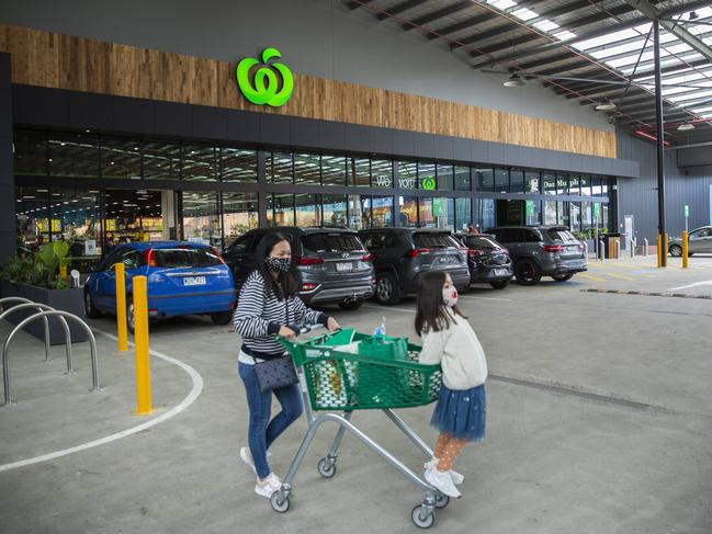 MELBOURNE, AUSTRALIA - NewsWire Photos - AUGUST, 28, 2021:  New COVID-19 exposure sites in Port Melbourne include a car detailer and Woolworths supermarket on Plummer Street. Picture: NCA NewsWire/Paul Jeffers