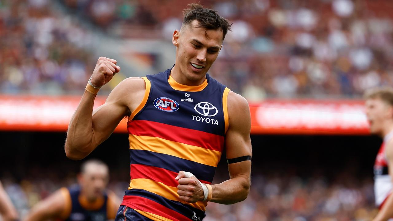 Huge roar for Crow’s first touch, key Dee out with freak injury