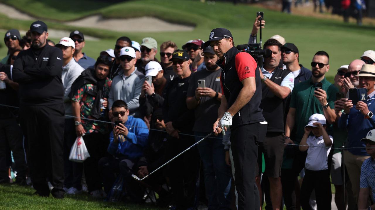 Jordan Spieth plays a shot on the fourth green during the second round. (Photo by Harry How / GETTY IMAGES NORTH AMERICA / Getty Images via AFP)