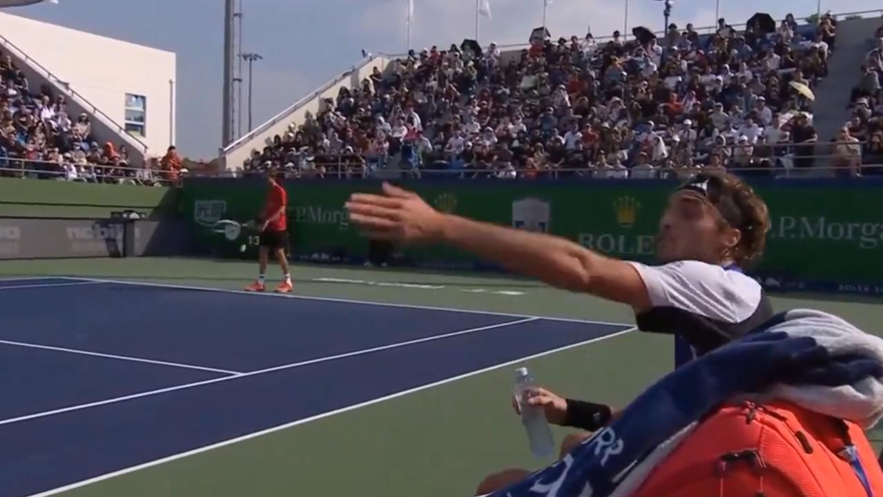 Tsitsipas refused to play as he called for the supervisor.