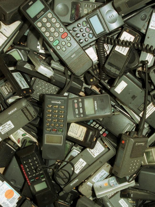 Dead analogue mobile phone phones.