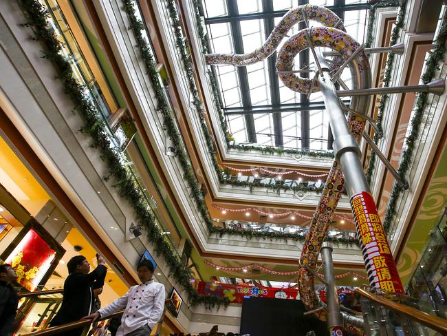 The dragon-shaped chute at Printemps department store is made of stainless steel and will be free of charge.