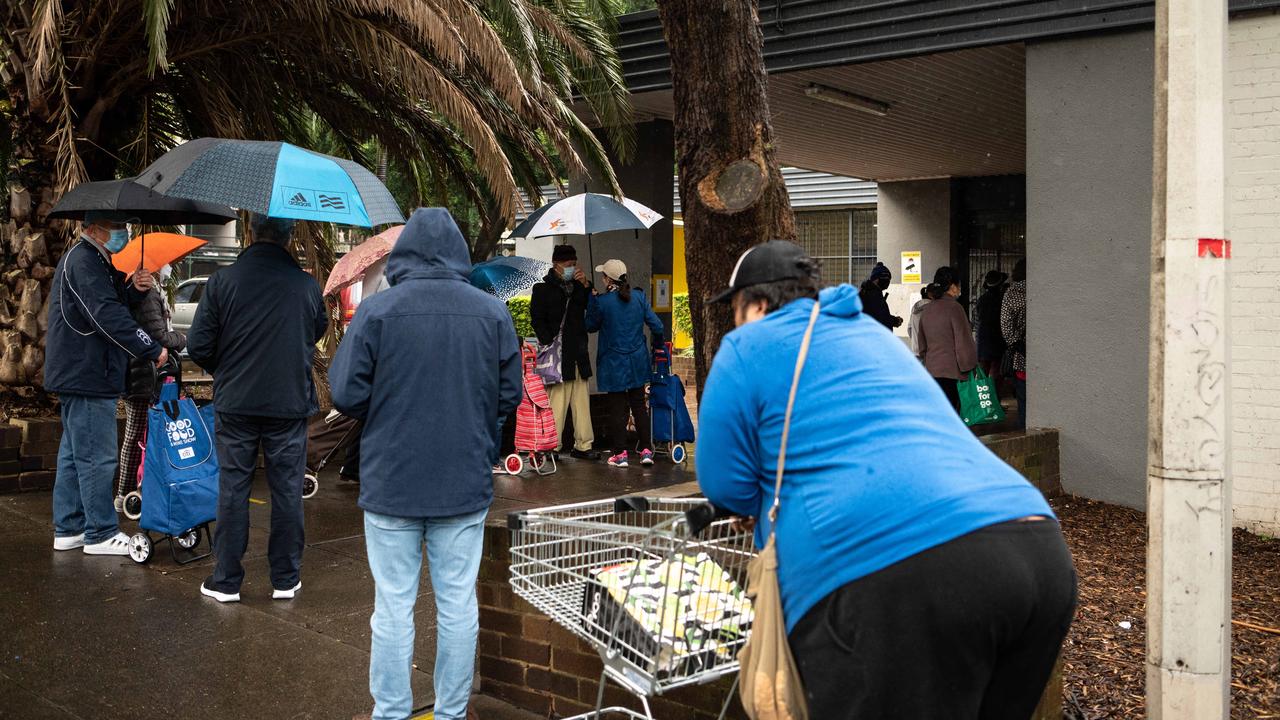 The line outside the OzHarvest Market at 9.30am. Picture: NCA NewsWire / Flavio Brancaleone