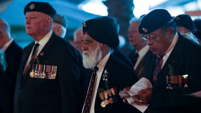 Pictures from the ANZAC Day dawn service at Cenotaph Park, Hornsby, on 25th April 2018. (AAP Image / Julian Andrews).