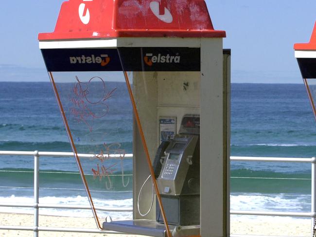 Aug 28, 2002 : Person using Telstra phone box in Sydney,  PicNoel/Kessel.  / Telephone / Boxes payphone