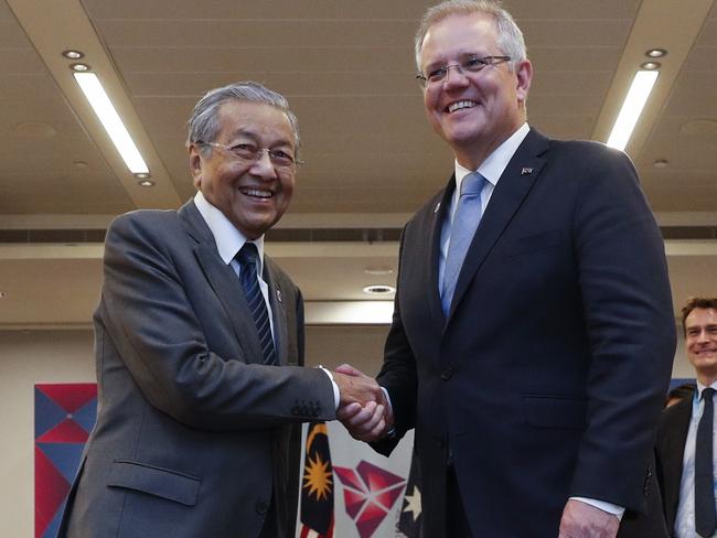epa07166124 Malaysian Prime Minister Mahathir Mohamad (L) shakes hands with Australian Prime Minister Scott Morrison (R) during a bilateral meeting on the sidelines of the 33rd Association of Southeast Asian Nations (ASEAN) Summit and Related meetings in Singapore, 15 November 2018. Singapore is hosting the 33rd ASEAN Summit and Related Meetings under the theme 'Resilient and Innovative' this year.  EPA/WALLACE WOON