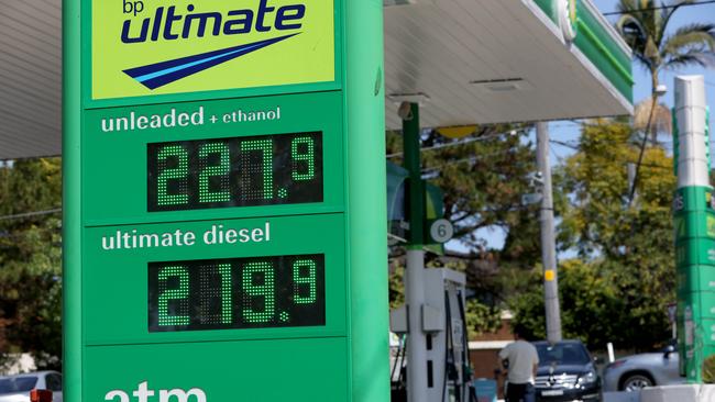 Rising petrol prices could derail falling inflation. Picture: NCA NewsWire / Damian Shaw